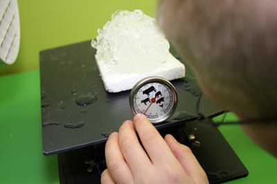 Schnee wird auf einer Waage vermessen 